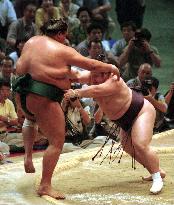 Dejima shoves out Akebono for Nagoya sumo crown